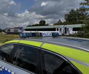 Tragedia na torach. Bus zderzył się z pociągiem. Kierowca nie żyje