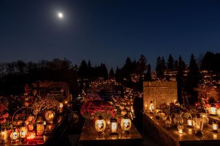 Tysiące zniczy rozświetliło polskie cmentarze. Niezwykły widok po zmroku