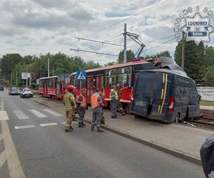 Groźna kolizja w Bytomiu. Tramwaj zderzył się z samochodem dostawczym