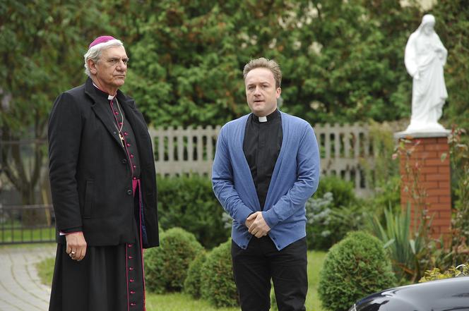 Ranczo 10 sezon. Ksiądz Robert (Bartek Kasprzykowski), biskup Sądecki (Wiktor Zborowski)