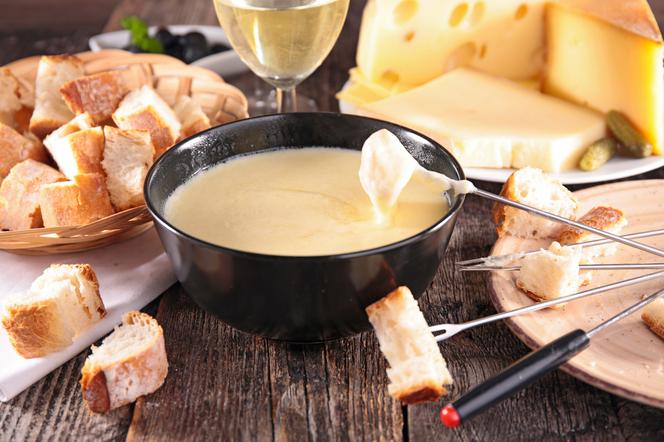 Fondue serowe - przepis na ucztę serową w miłym gronie