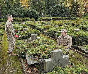 Żołnierze US Army sprzątają groby polskich żołnierzy 