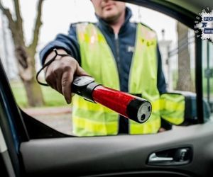 Szalony rajd pijanych kierowców w Jastrzębiu. Jeden uciekał po zderzeniu z latarnią