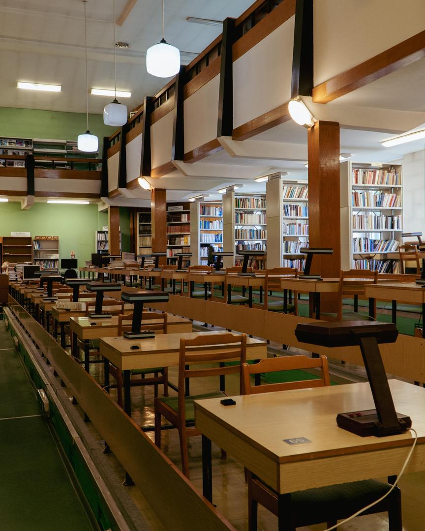 Biblioteka Uniwersytetu Opolskiego - zdjęcia. Zobacz zachowane wnętrza z lat 70.