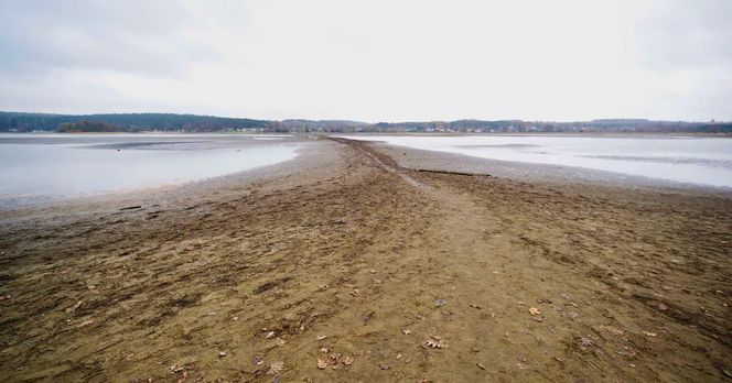 Mroczne klimaty nad zalewem brodzkim. Idealne na spacer dla fotografów