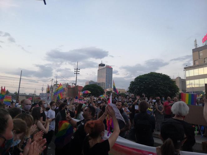 Kolorowy tłum manifestował w Katowicach. "Wszystkich nas nie zamkniecie" [ZDJĘCIA]