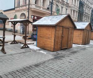 Rozpoczęły się przygotowania do jarmarku bożonarodzeniowego. Zobacz, kiedy oficjalnie się rozpocznie