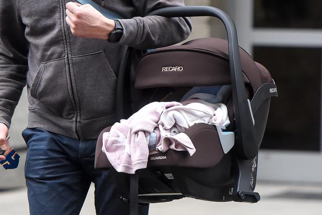 Joanna Moro z mężem i dzieckiem wychodzą po porodzie ze szpitala