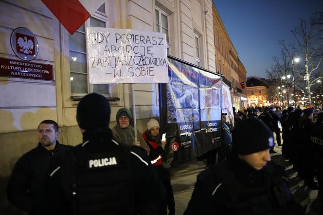 Kontrmanifestacja obok Strajku Kobiet w Warszawie