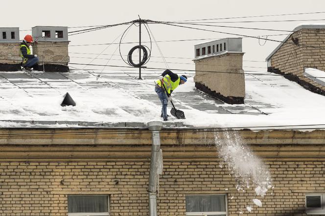 Odśnieżanie dachów. Uwaga na kary za nieodśnieżanie dachu