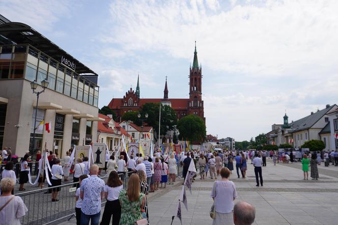 Boże Ciało 2024. Tłumy wiernych przeszły w procesji ulicami Białegostoku