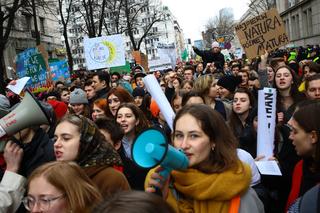 Młodzieżowy Strajk Klimatyczny w Warszawie 23.09. Manifestacja pod hasłem Wasza bierność nas zabija