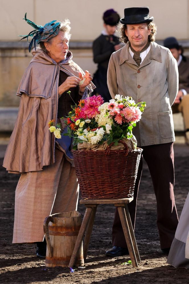 Wokulski i Rzecki spacerują po Warszawie. Plan zdjęciowy „Lalki” przeniósł Stare Miasto do XIX wieku!