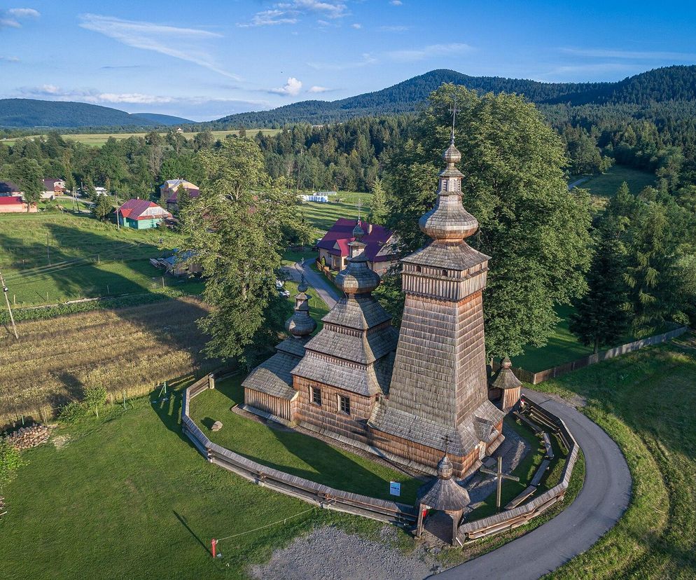 To dawna małopolska wieś rycerska. Znajduje się w niej najpiękniejsza łemkowska cerkiew [GALERIA]