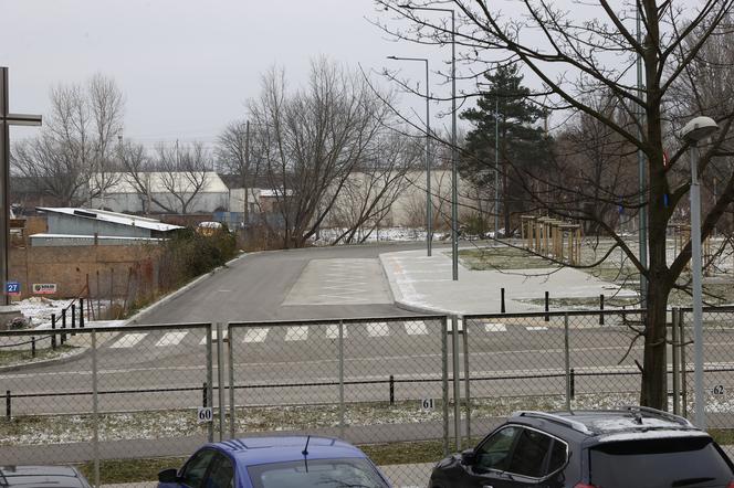 Absurd na Grochowie. Zapomnieli o wiatach, więc nie uruchomili autobusu