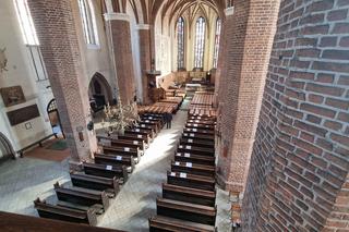 Pogrzeb szczątków ponad 700 ofiar niemieckich zbrodni. 188 trumien w kościele w Chojnicach