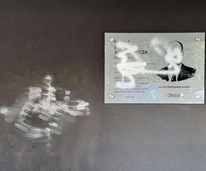 Wandale zniszczyli tablicę Pawła Adamowicza i wulgarnie obrazili prezydentkę miasta