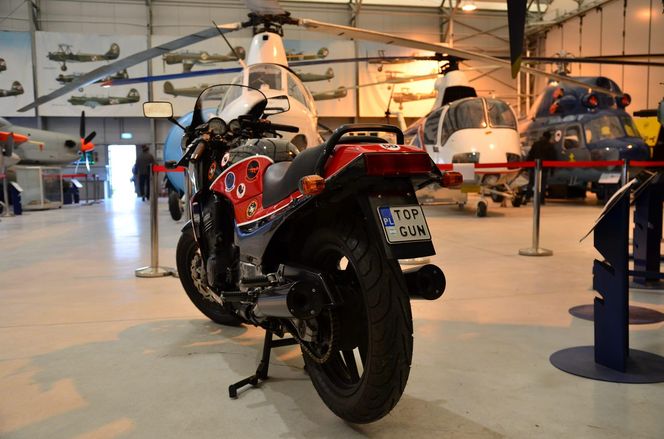 To nie lada gratka dla miłośników filmu „Top Gun”. Do Muzeum Sił Powietrznych w Dęblinie trafił motocykl KAWASAKI GPz 900R NINJA, na którym w tym kultowym filmie jeździł Tom Cruise!