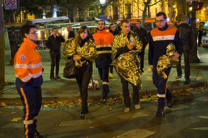 Ewakuacja ludzi z klubu Bataclan