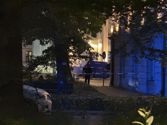Uniwersytet Warszawski w żałobie. Przed budynkiem wystawiono zdjęcie zabitej 53-latki