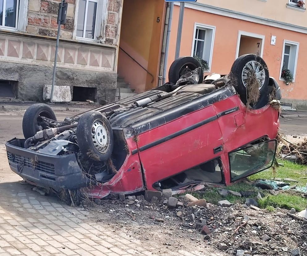 ​Troje znajomych leszczynian od rana rozwozi dary powodzianom