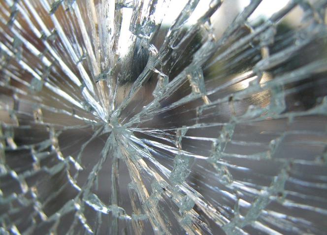 Grójec: Dał upust swoim nerwom. Wybił szybę w sądzie i uciekł!