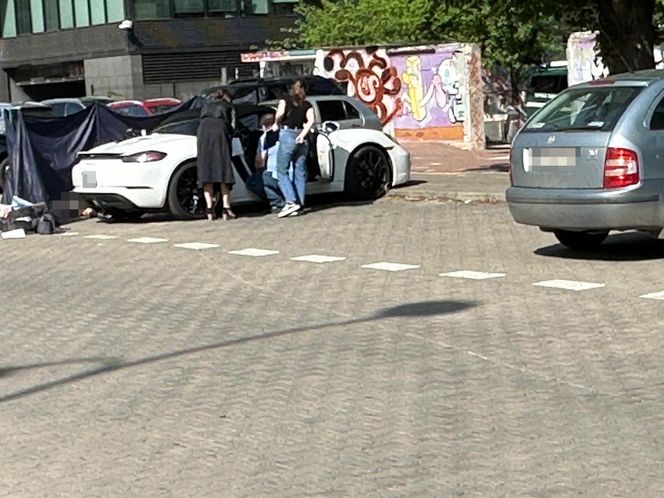  Makabra na Ochocie. Zwłoki w luksusowym białym Porsche. Na miejscu prokurator
