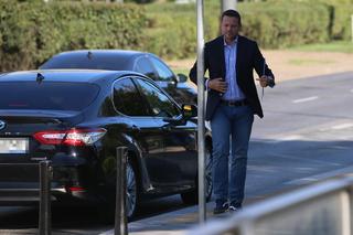 Rafał Trzaskowski spóźniony na konferencję. Wysiadł na zakazie!