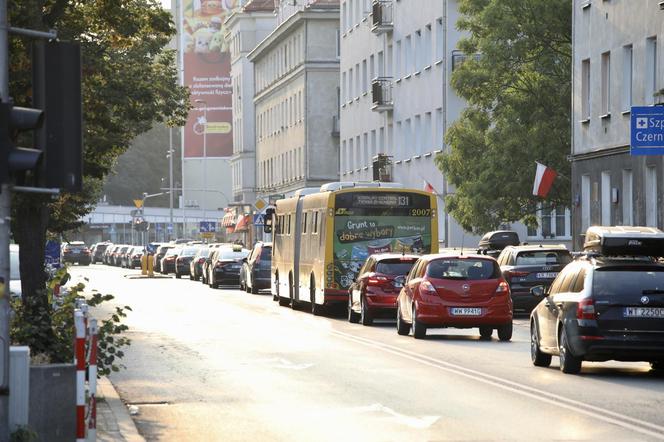 Pasażerowie komunikacji w Warszawie wściekli jak nigdy. 100 minut w korku. Wszystko stoi