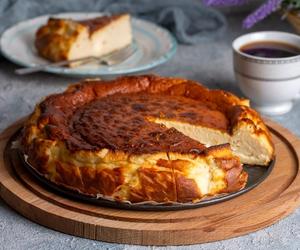 Odkryj, jak przygotować sernik z 2 składników na Boże Ciało. Ten przepis jest niezwykle prosty, a efekt rozpływa się w ustach