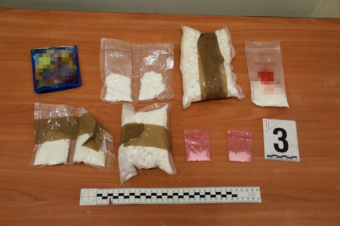 Pościg jak z filmu w Warszawie! W BMW środki odurzające i broń! Zobacz, co grozi zatrzymanej parze! 