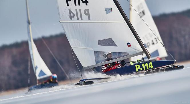 Polscy żeglarze lodowi rozbili bank z medalami w mistrzostwach świata i Europy rozegranych w Estonii. 