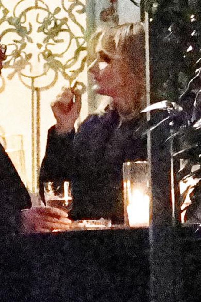 Anna Lewandowska w nocy pali elektryczne papierosy