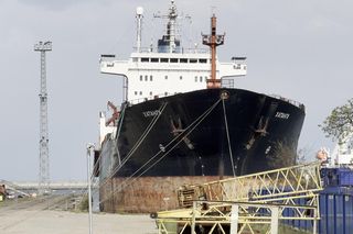 Opuszczony rosyjski statek w porcie w Gdyni