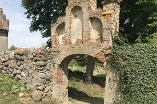 Zabytkowa brama w Bezławkach to unikat w skali kraju. Są środki na remont