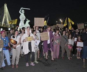 Przeszli przez Warszawę w piżamach i kapciach. Krzyczeli Chcemy spać!