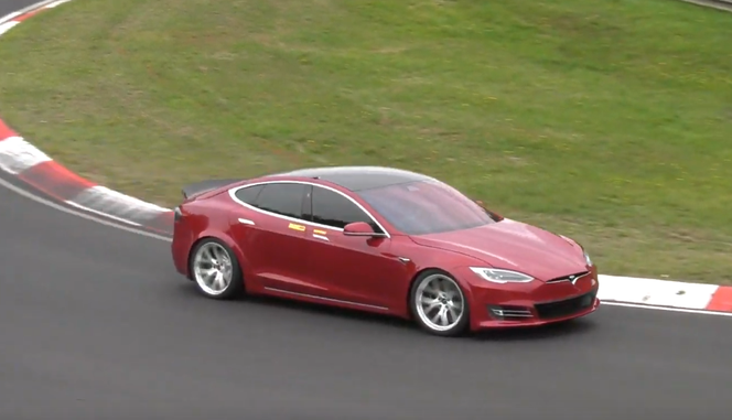 Tesla Model S wygrała na torze z Porsche Taycan