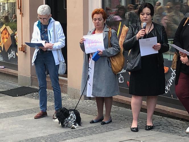 Protest „Ani Jednej Więcej!” w Rybniku. Protestowano przed biurem PiS [ZDJĘCIA]