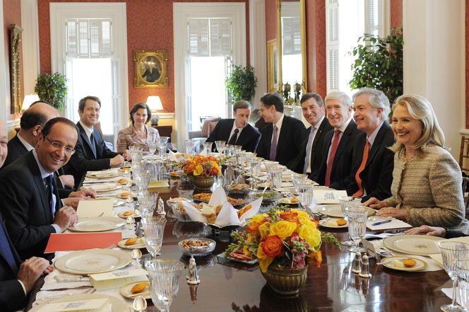 Ugoszczą Nawrockiego jak królową Elżbietę