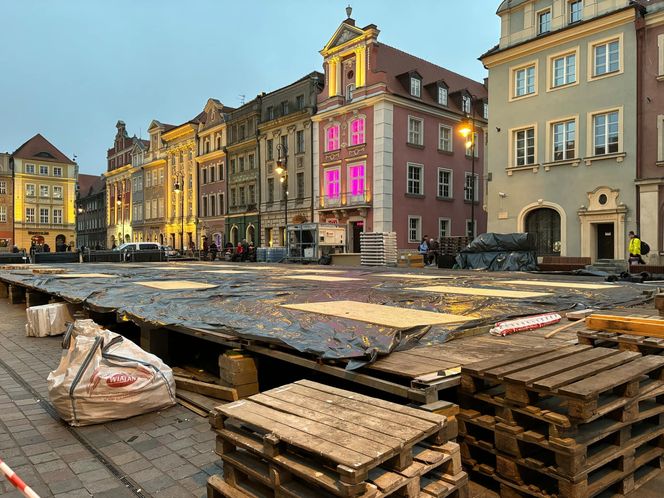 Przygotowania do Jarmarku Świątecznego na Starym Rynku w Poznaniu