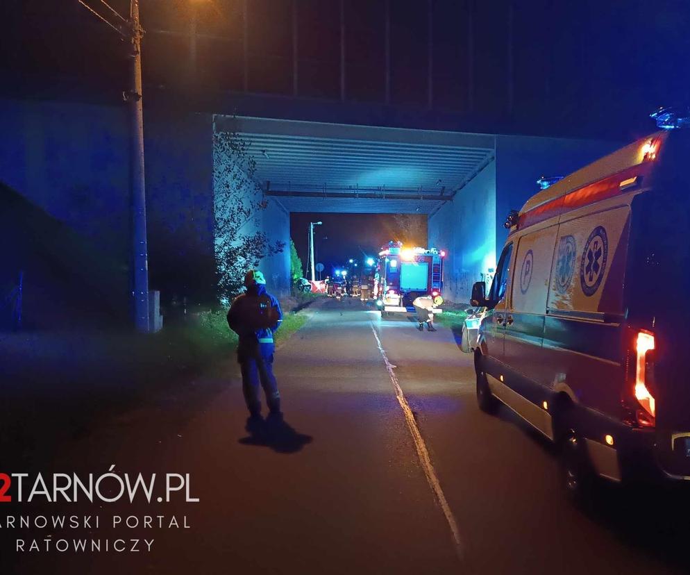 Tragedia pod Tarnowem. Opel roztrzaskał się o słup energetyczny. Kierowca zginął na miejscu