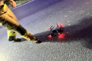 Przyjechali do wypadku, samochód był pusty. Strażacy szukali poszkodowanych dronem 
