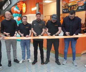 Tłumy na otwarciu Popeyes w Olsztynie. Rekordzista czekał w kolejce ponad 20 godzin