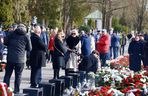 Joanna Racewicz ociera łzy przy grobie męża, pocieszyła ją Barbara Nowacka