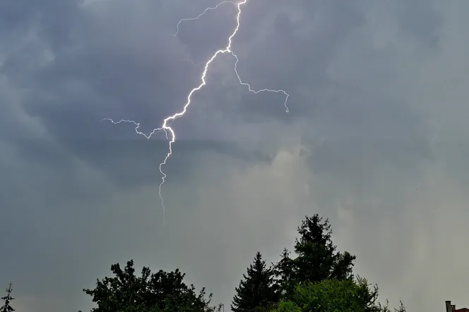 Nagły atak frontu atmosferycznego! Burze z huraganowym wiatrem przepędzą nas z plaż