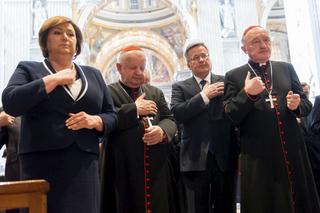 Komorowski z prześcieradłem witał Papieża