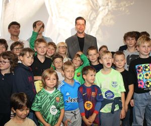 Wojciech Szczęsny z dziećmi na premierze filmu o sobie