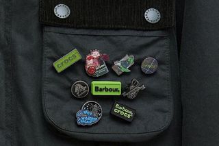 Crocs i Barbour prezentują wyjątkową kolaborację – klasyka spotyka funkcjonalność!