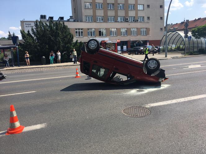 Dachowanie obok ronda Jagiellonów w Bydgoszczy [ZDJĘCIA]