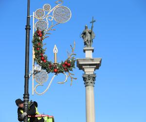 W Warszawie zawisły pierwsze świąteczne iluminacje. Będzie nieco inaczej niż w poprzednich latach